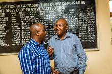 El consultor agrícola Jean-Marie Irakabaho (izquierda) y Elikanah Ng'ang'a (derecha)