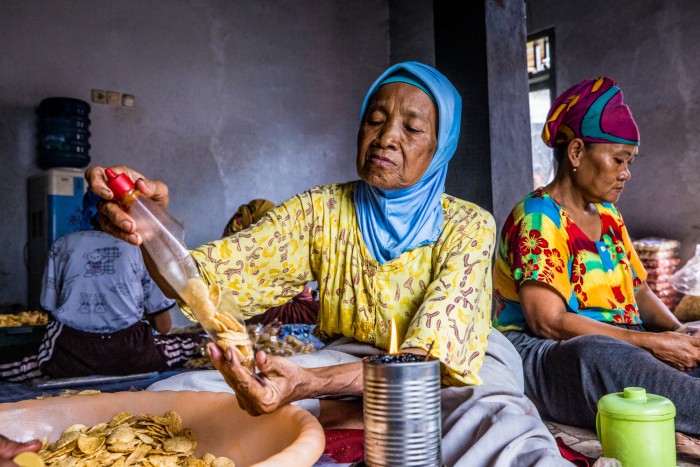 MBK-ID-51. Krupuk, Indonesia, empoderamiento de la mujer y finanzas éticas.