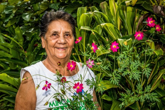 Lourdes López Balaguera con las flores que cultiva para complementar sus ingresos. Lourdes López Balaguera con las flores que cultiva para complementar sus ingresos.