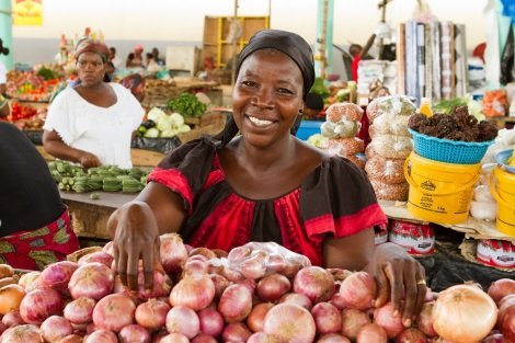 Zian Lou Bonan vende varias frutas y verduras en el mercado de Cocovico en Abiyán, Costa de Marfil Zian Lou Bonan vende varias frutas y verduras en el mercado de Cocovico en Abiyán, Costa de Marfil