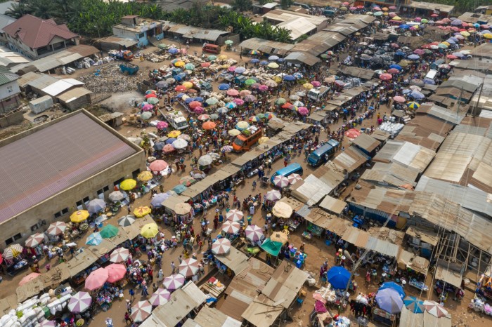 Vemos cómo las comunidades rurales se inundan por la subida del nivel del mar y se convierten en paisajes costeros, mientras que otras zonas se convierten en regiones áridas por la prolongada sequía. Esto priva a la gente de sus medios de vida básicos. 29.01.20-adva-kof-gh-19