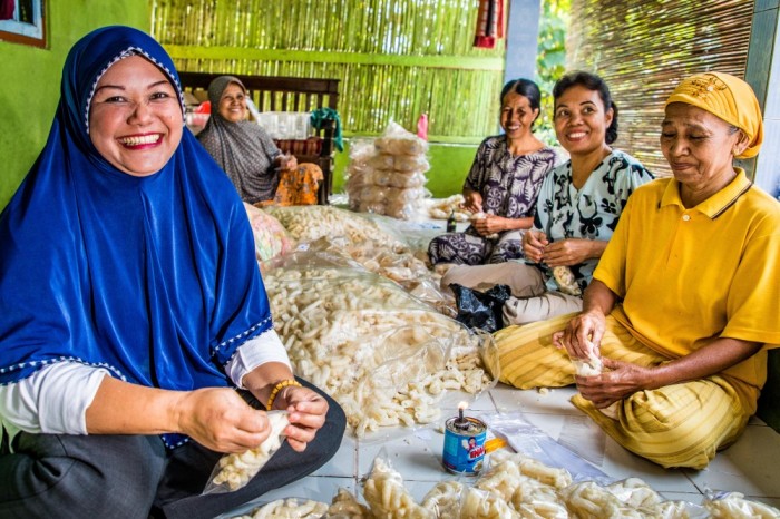Al invertir y trabajar con socios cuidadosamente seleccionados, Oikocredit ofrece igualdad de oportunidades a mujeres de bajos ingresos como estas productoras de galletas en Indonesia. Al invertir y trabajar con socios cuidadosamente seleccionados, Oikocredit ofrece igualdad de oportunidades a mujeres de bajos ingresos como estas productoras de galletas en Indonesia.