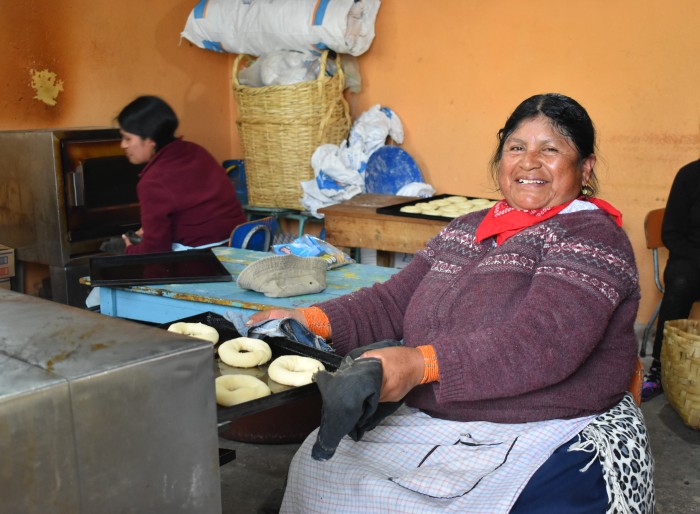 Clienta final del Banco VisionFund Ecuador horneando panes durante la visita de Dave End-client Banco VisionFund Ecuador_taken by BVF