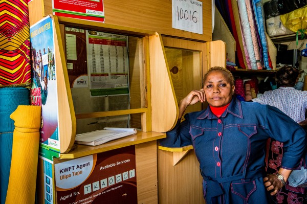 La Grace ha obert una oficina de KWFT, complementària al seu negoci tèxtil. La Grace ha obert una oficina de KWFT, complementària al seu negoci tèxtil.