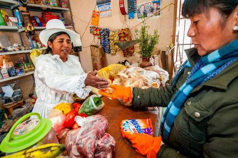 MIDE CUSCO, organización apoyada por Oikocredit en Perú, es una institución de micro-finanzas sin animo de lucro que contribuye tanto económica como socialmente con mujeres en ámbitos rurales. MIDE CUSCO, organización apoyada por Oikocredit en Perú, es una institución de micro-finanzas sin animo de lucro que contribuye tanto económica como socialmente con mujeres en ámbitos rurales.