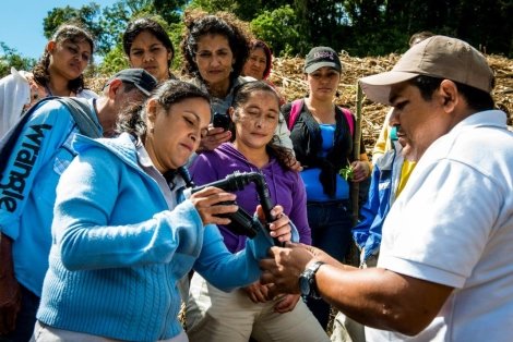Mujeres recibiendo entrenamiento en Aldea Global. Mujeres recibiendo entrenamiento en Aldea Global.