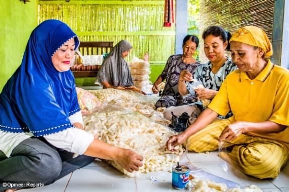 Mimin Among (Esquerra) i la seva plantilla Mimin Among (Esquerra) i la seva plantilla