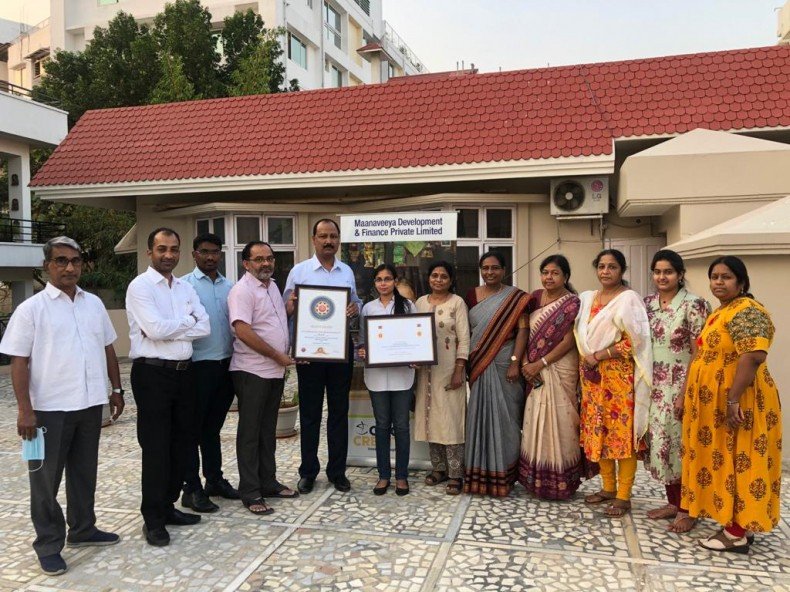El equipo de Maanaveeya, incluido el Director General, Gouri Sankar (en el centro a la izquierda, sosteniendo uno de los certificados), estaba orgulloso de recibir el premio del Grupo SKOCH. img-20210308-wa0304.jpg