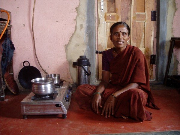 Mujer cocinando con biogás Mujer cocinando con biogás