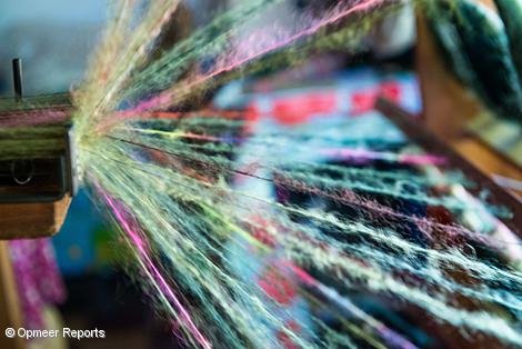 Lana siendo hilada por Alicia Rodríguez, presidenta de la Cooperativa Artesanal Tambores (COTAM) de Uruguay, financiada por Oikocredit con criterios de banca ética. Lana siendo hilada por Alicia Rodríguez, presidenta de la Cooperativa Artesanal Tambores (COTAM) en la ciudad de Tambores, Uruguay.