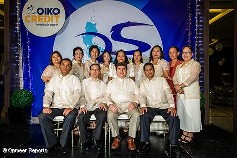 Los miembros de Oikocredit de la oficina de las Filipinas con Guillermo Salcedo, director adjunto de crédito Los miembros de Oikocredit de la oficina de las Filipinas con Guillermo Salcedo, director adjunto de crédito