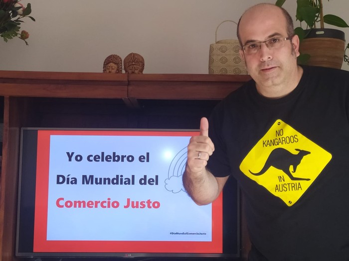 Joseba Larriba celebrando el Día Mundial del Comercio Justo desde casa en 2020 Joseba Larriba celebrando el Día Mundial del Comercio Justo desde casa en 2020