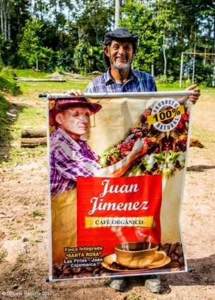 El agricultor miembro de Cenfrocafe Juan Jiménez sosteniendo un póster para su café orgánico de comercio justo. El agricultor miembro de Cenfrocafe Juan Jiménez sosteniendo un póster para su café orgánico de comercio justo.
