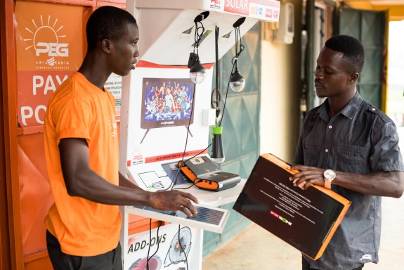 PEG Africa, organització sòcia d'Oikocredit en renovables a Ghana, que distribueix petits equips solars fotovoltaics per ús domèstic. PEG Africa, organització sòcia d'Oikocredit en renovables a Ghana, que distribueix petits equips solars fotovoltaics per ús domèstic.