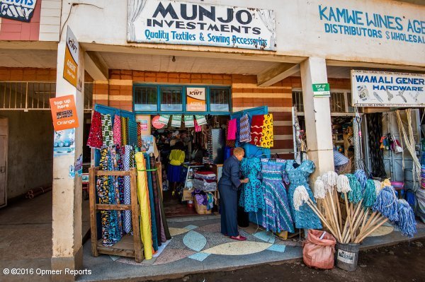 Gracek daukan ehungintza negozioa Thika hirian, Kenya.